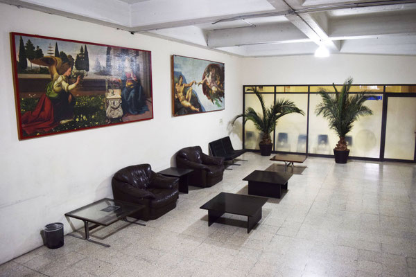 Aula magna con estudiantes