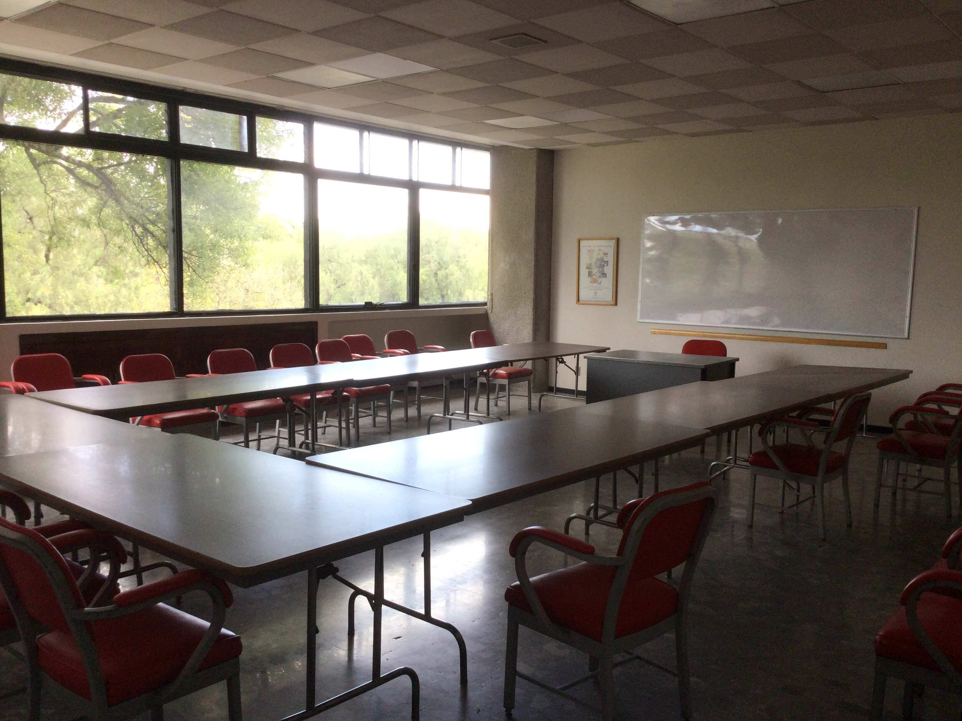 Aula magna con estudiantes